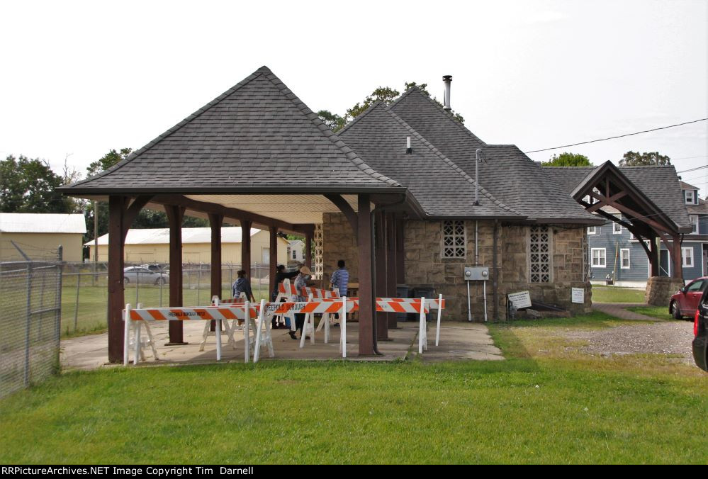 Former CNJ station, now a food distribution center. Thanks to Steve Coraggio for location!